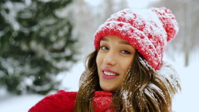 冬季森林中的年轻女性视频博客