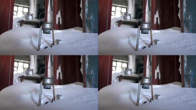 在俄罗斯最北部的古迪姆废弃的鬼城雪中的房间。