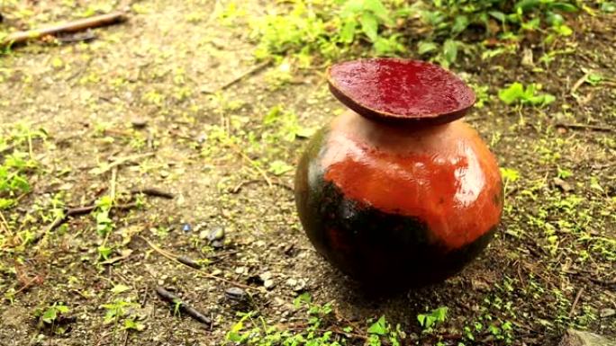 印度带粘土盖的陶罐中的饮用水，相机锅