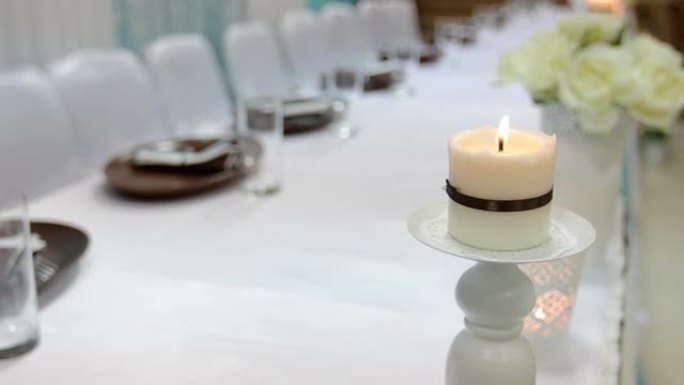 桌子上点燃的美丽蜡烛