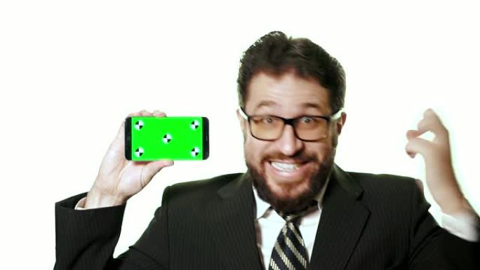 概念性模型。戴着眼镜的大胡子商人拿着带绿屏的智能手机。