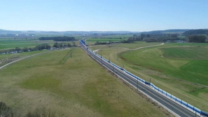 巴伐利亚带火车的高速铁路天线
