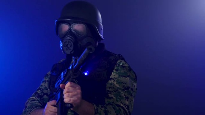 戴着防毒面具的士兵手持步枪穿过烟雾看着摄像机
