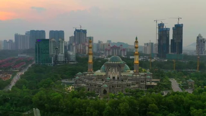 4k电影无人机飞越蓝色清真寺或苏丹萨拉赫丁阿卜杜勒阿齐兹沙阿清真寺地点，位于马来西亚吉隆坡附近的雪兰
