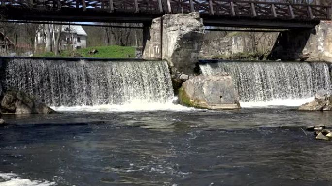 河流瀑布水流上的复古废弃桥。4K