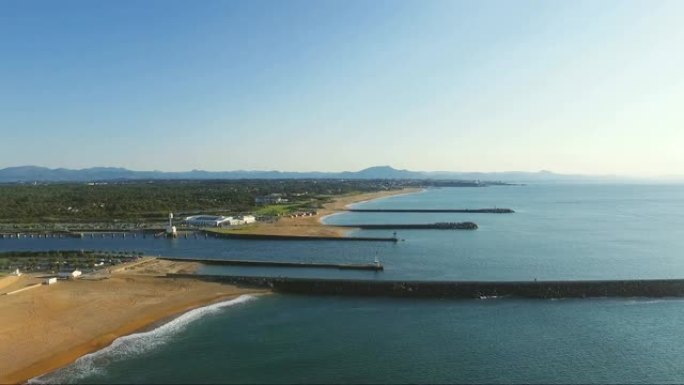 阳光下法国海岸的美丽景色。通往大西洋的带堤坝的放松海滩。