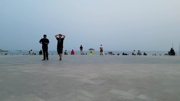 海南三亚市三亚湾大东海旅游区沙滩上的游客