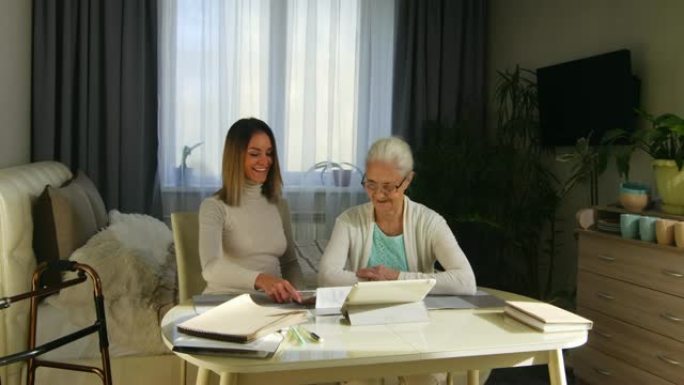 美女跟奶奶读信看图