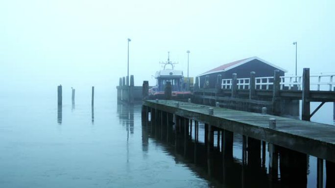 雾中的码头。荷兰马肯