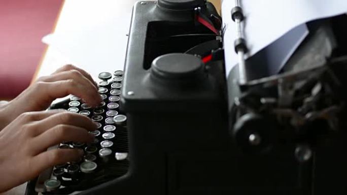 女作家在古董打字机上写作