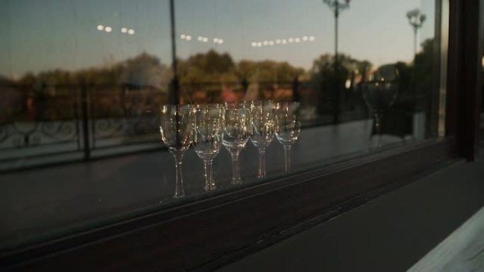 晚上餐厅窗外空香槟酒杯