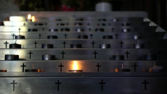 教堂里有蜡烛的金属烛台。特写。