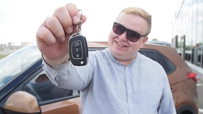 有新车钥匙的快乐男人