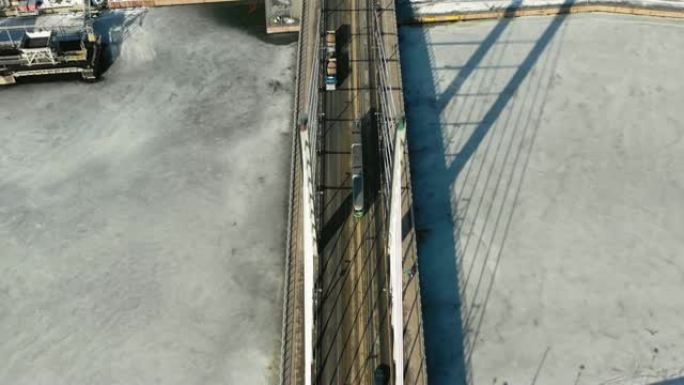 芬兰赫尔辛基的l ä nsisatamankatu桥。车辆驶过现代桥梁的鸟瞰图