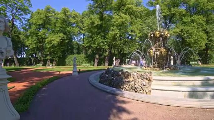 喷泉和古董雕像以及俄罗斯圣彼得堡的夏季花园。