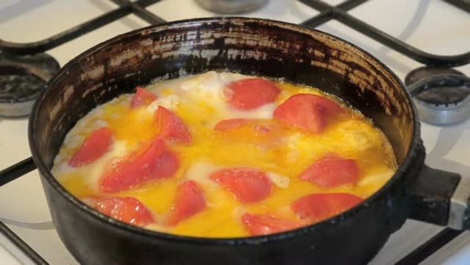 平底锅里的西红柿煎蛋
