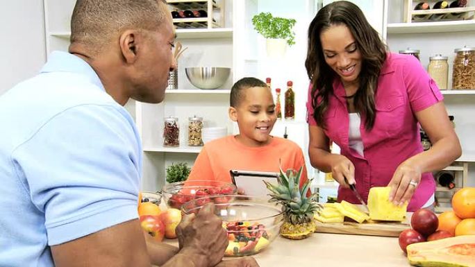 非裔美国人家庭厨房平板电脑新鲜水果