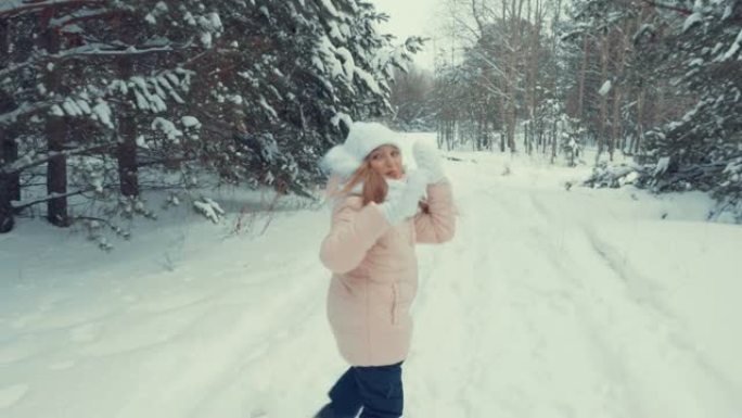 年轻女孩在雪地上奔跑和摔倒。
