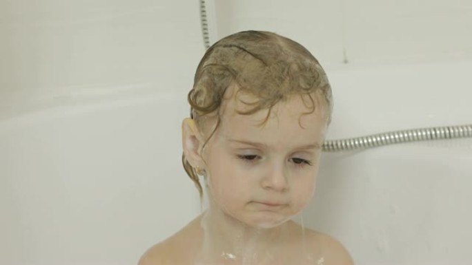 迷人的三岁女孩洗澡。清洁和洗头