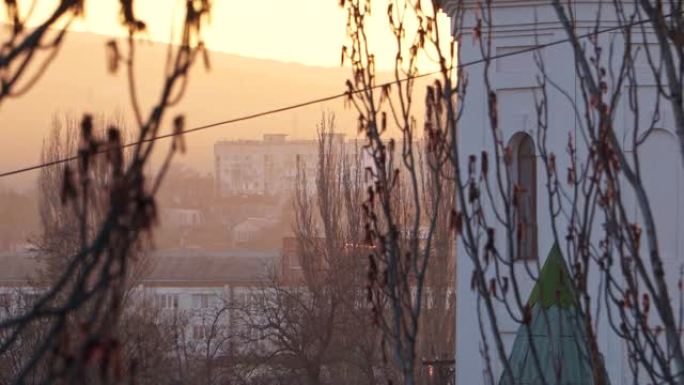 远处多层住宅楼在夕阳下淡淡的雾霾