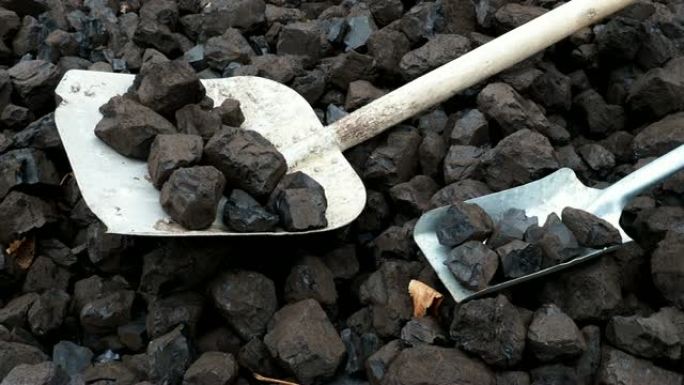 铲子和煤。一堆褐煤用铲子，褐煤储存。