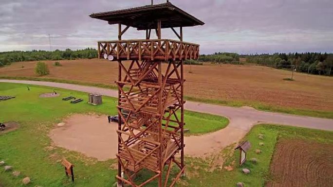 Meremae田野中的木制守望塔