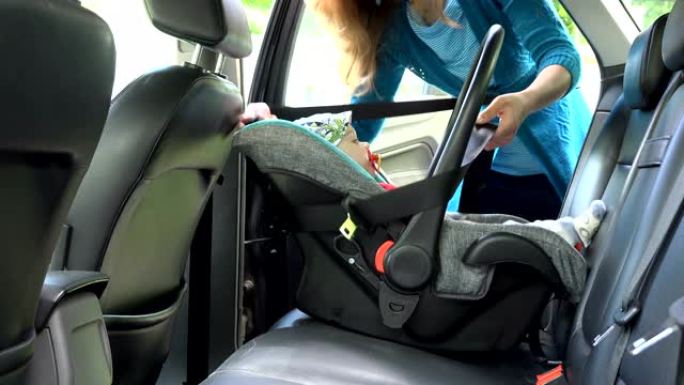 女人打开车门，解开安全带，带着安全座椅带走婴儿。4K