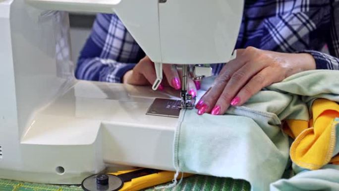 在缝纫机上工作的女人