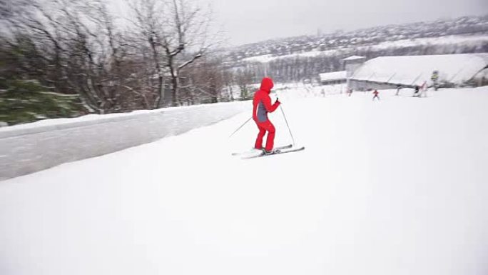 穿着红色夹克的滑雪女性