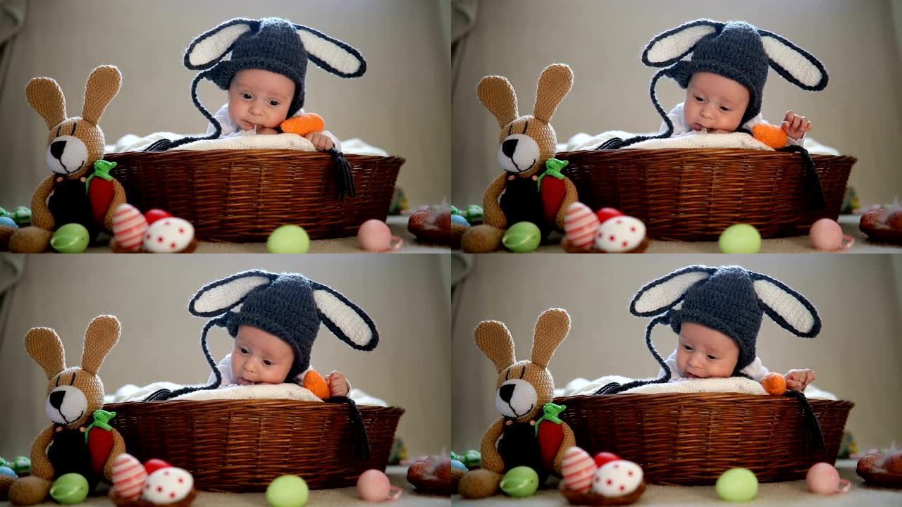 刚出生的男婴在篮子里戴着兔子耳朵和尾巴。