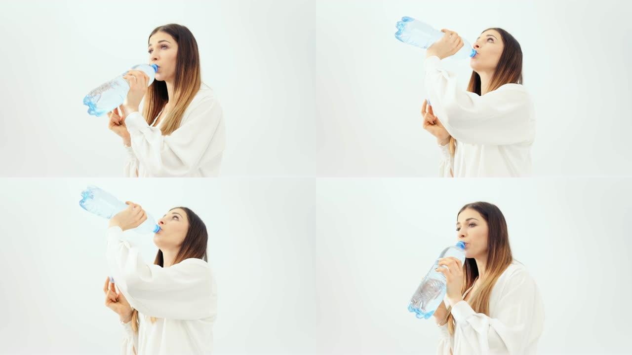 年轻女子从瓶子里喝水
