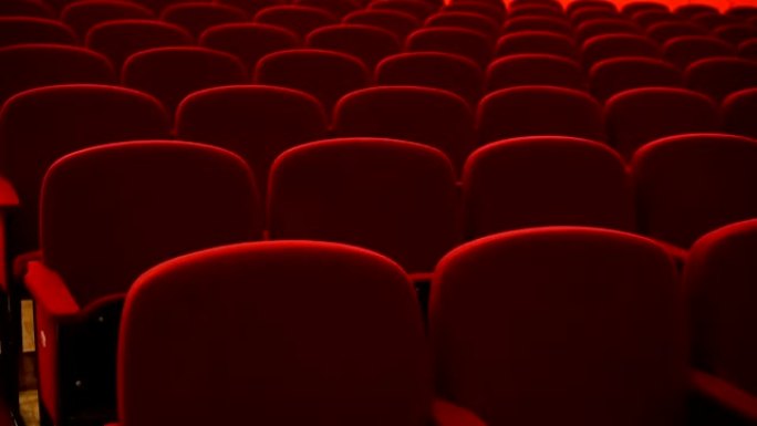 剧院或歌剧内一排排空的红色天鹅绒座椅