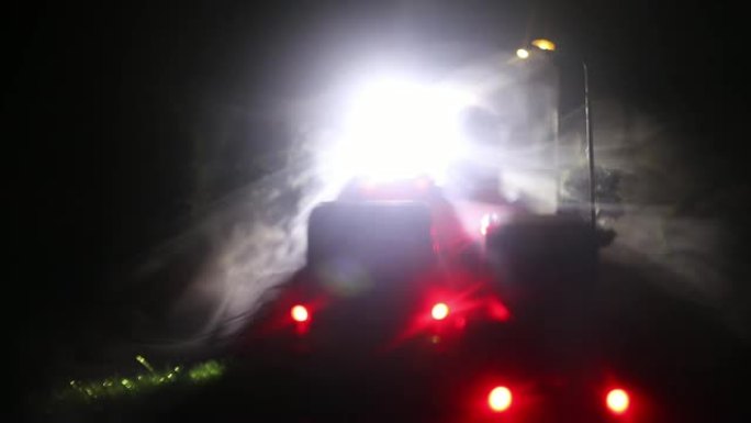 夜间在道路上发生事故时，警车的照明。艺术品桌子装饰。选择性聚焦