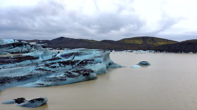 漂浮在冰岛Jokulsarlon泻湖上的冰石