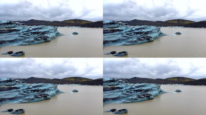 漂浮在冰岛Jokulsarlon泻湖上的冰石