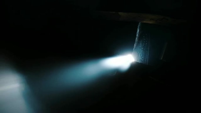 超自然明亮的光束充满屏幕，太阳光线透过裂缝，慢动作，相机移动