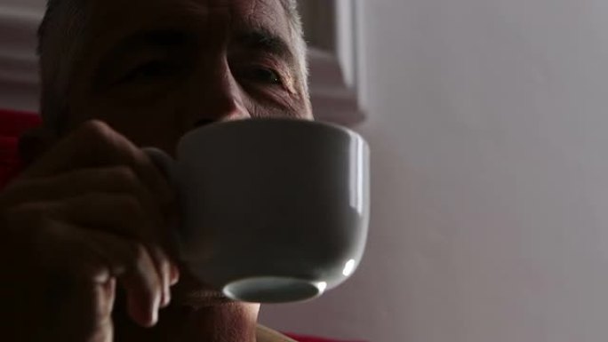 男人喝半光的热气饮料: 咖啡，茶，热，杯子，杯子，休息