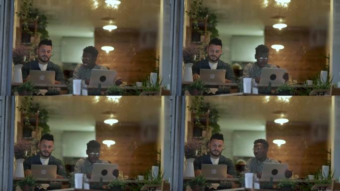 自由职业者在咖啡馆里聊天和使用笔记本电脑