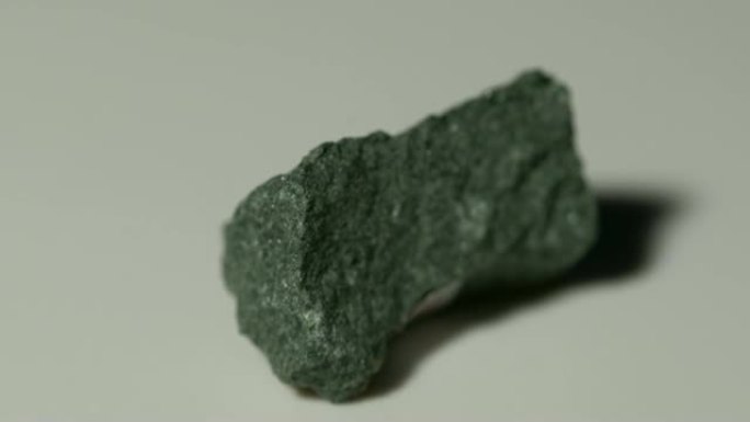 旋转白色背景的辉绿岩矿物样品