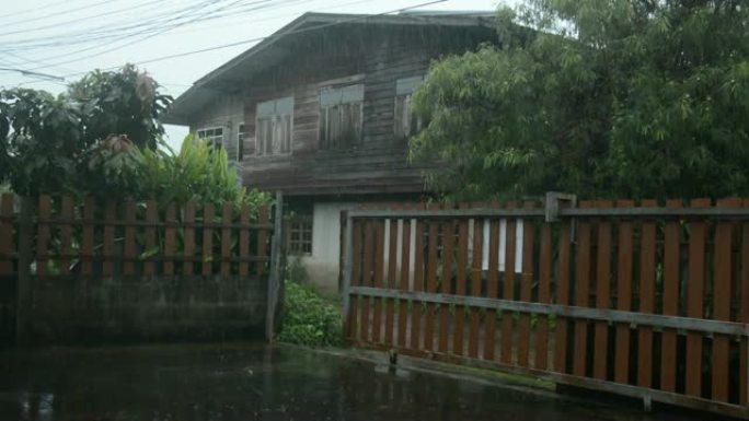 雨水落在屋顶上。热带夏季降雨