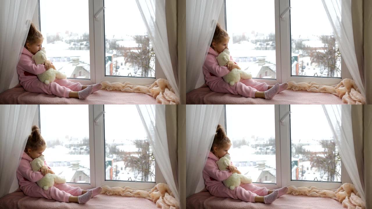 小女孩坐在窗台上
