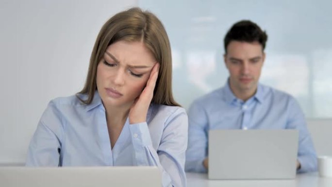 头痛，年轻的女商人在工作中承受压力