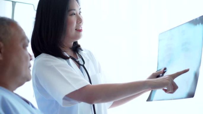 女医生检查胶片x射线，并分析疾病对患者健康概念的进展。