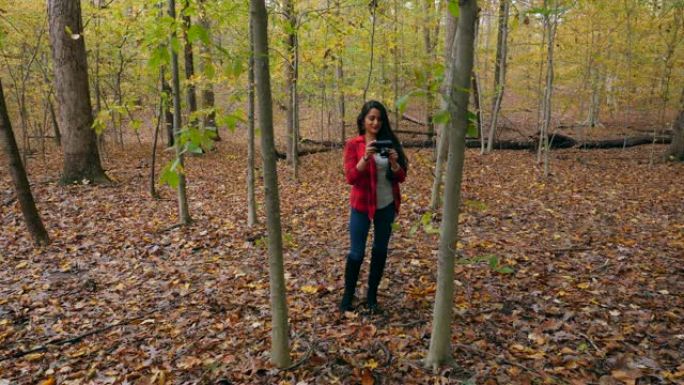 秋天的色彩，森林中的女摄影师