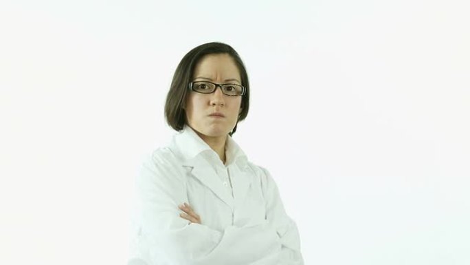 穿着实验室外套的女科学家在白色不安的愤怒中被隔离