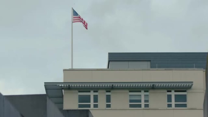 美国国旗上的星星和条纹在德国柏林的美国大使馆建筑上