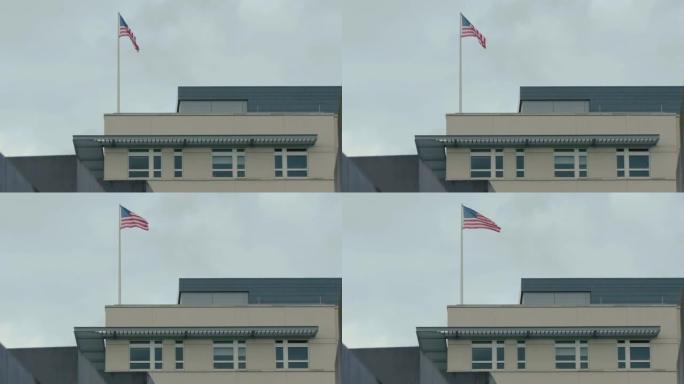 美国国旗上的星星和条纹在德国柏林的美国大使馆建筑上