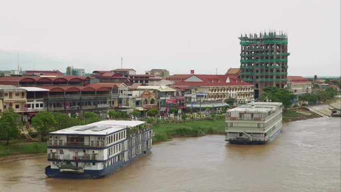 两艘游轮停泊在湄公河边缘
