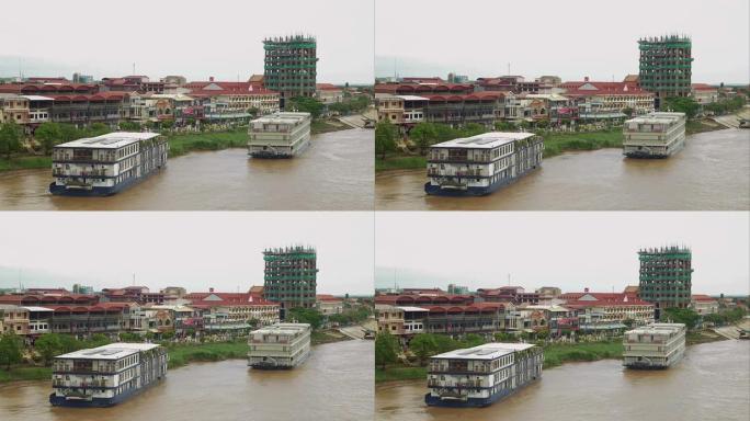 两艘游轮停泊在湄公河边缘