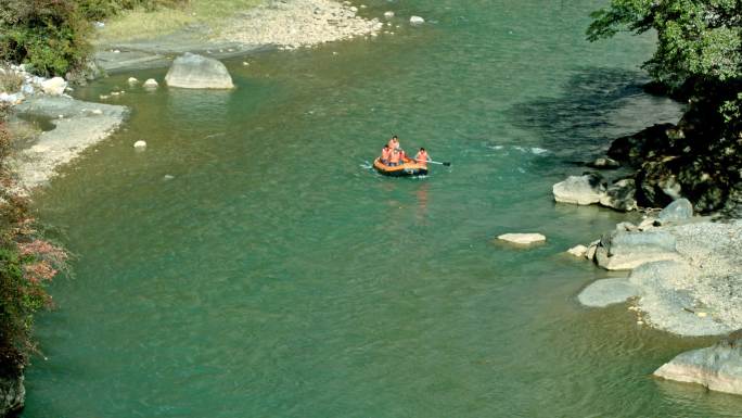 峡谷漂流清澈河水救援旅游